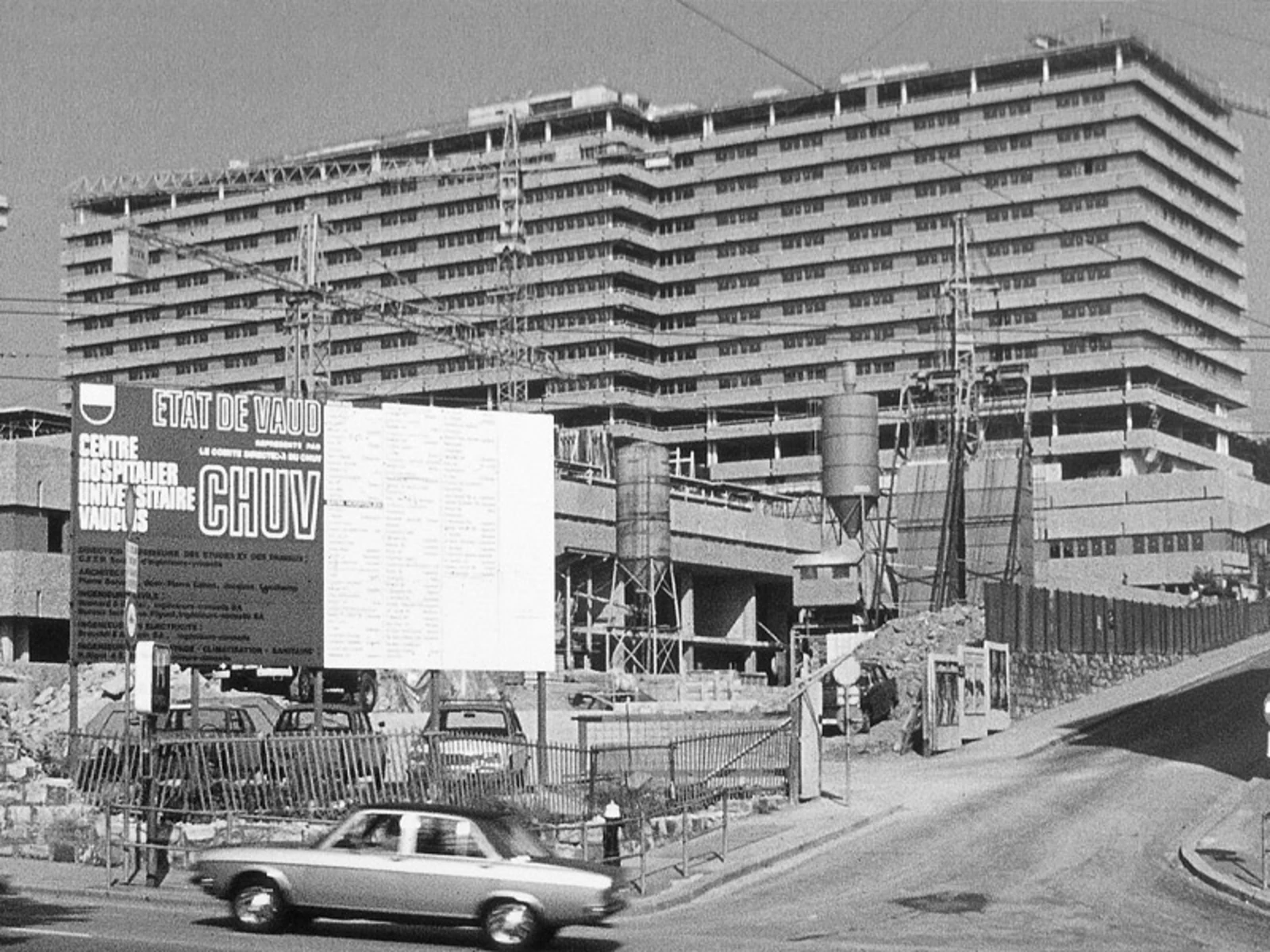 Photo en noir et blanc du chantier de l'hôpital
