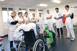 De nombreux professionnels entourent le patient